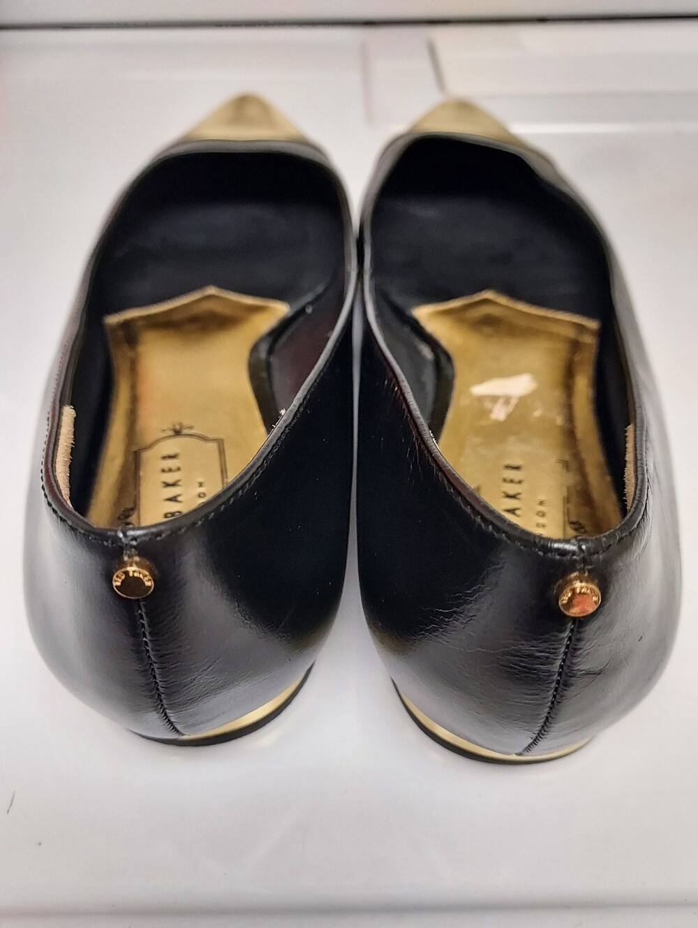 🖤 Ted Baker London Black and Gold Leather Flats Size US 7.5 - Picture 2 of 4